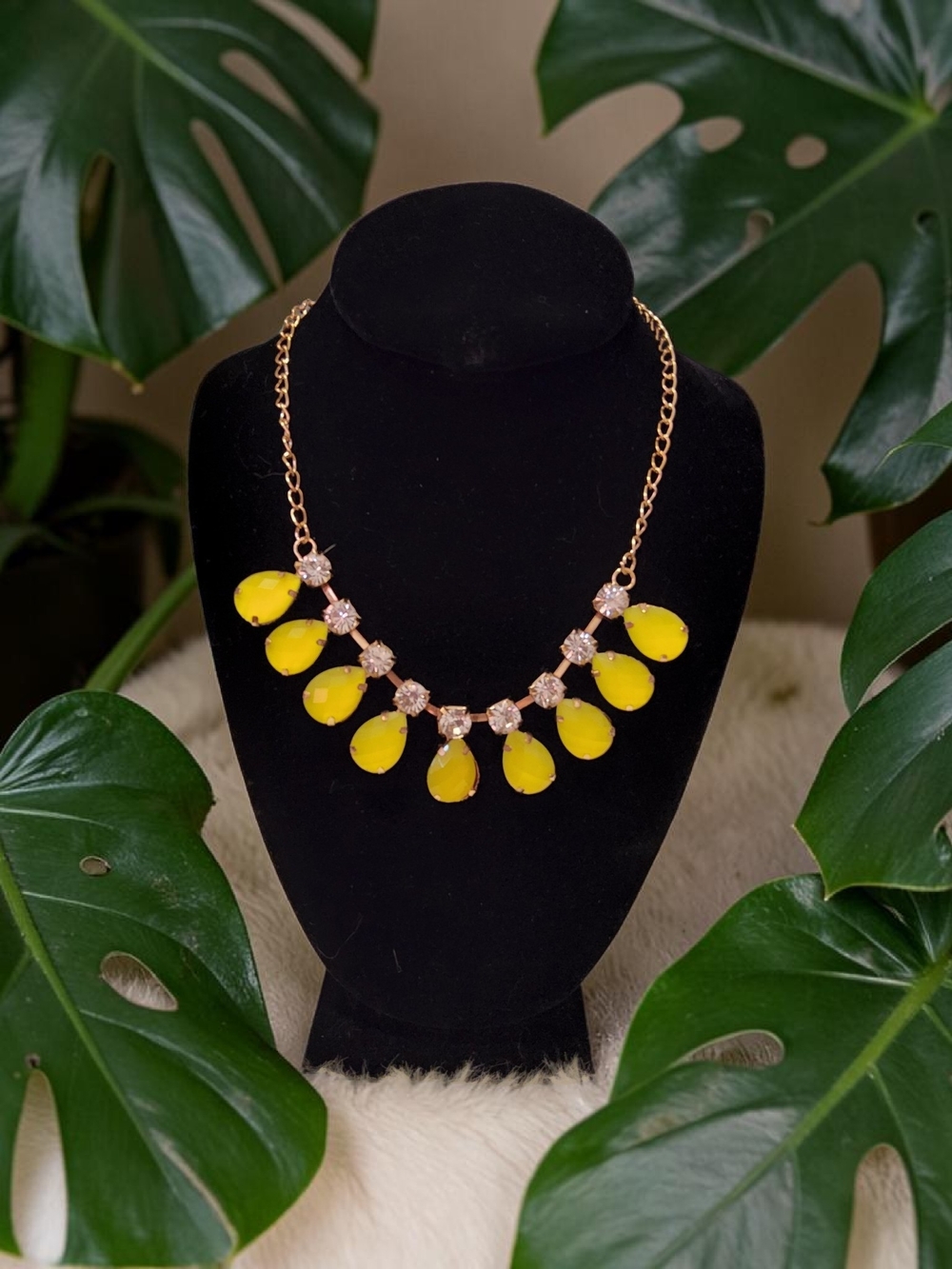 10 /$10 New Yellow Teardrop Statement Necklace